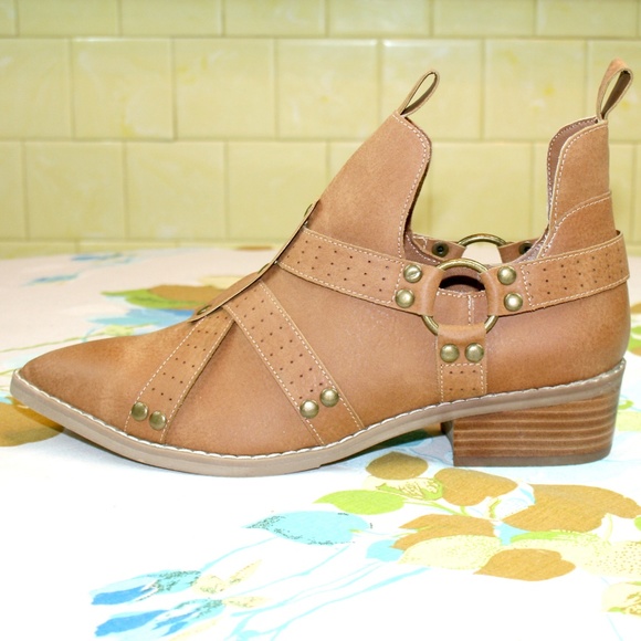 Edgy Studded Harness Pointy Toe Ankle Boot NIB - Picture 4 of 8